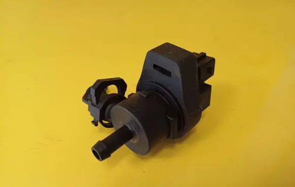 BMW 7 E38 Vacuum valve 1433602