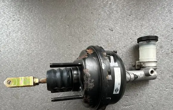 Nissan Patrol Y60 Clutch master cylinder 3061037J20