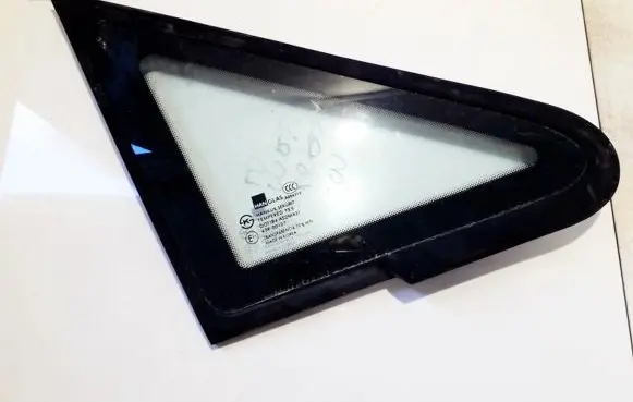 Hyundai Trajet Front triangle window/glass 