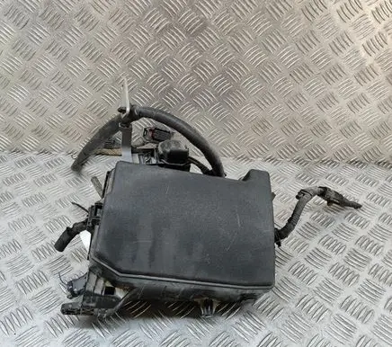 Lexus CT 200H Fuse module 7352XA1 8266276011