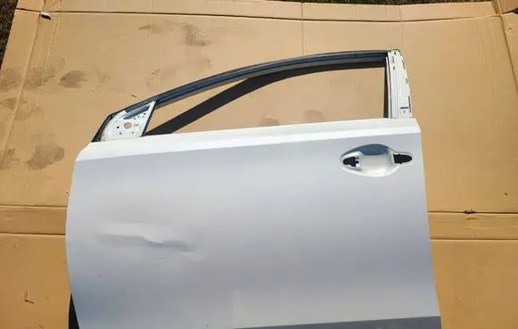 Toyota Auris E210 Front door 