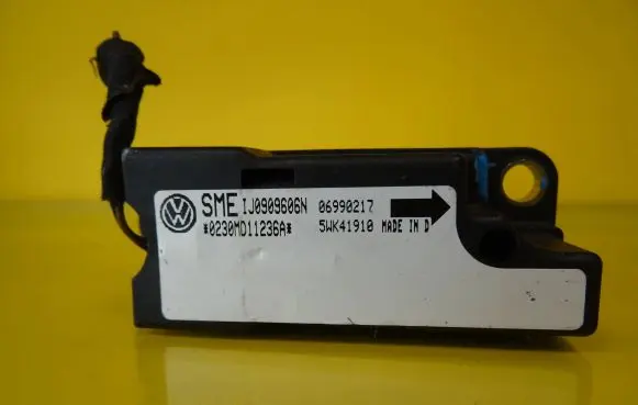 Volkswagen PASSAT B5 Airbag deployment crash/impact sensor 5WK41910 1J0909606N