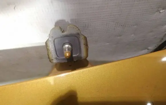 Peugeot 207 Tailgate/trunk/boot hinge 