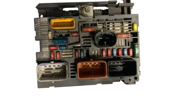 Peugeot 308 SW Fuse module 9664705880