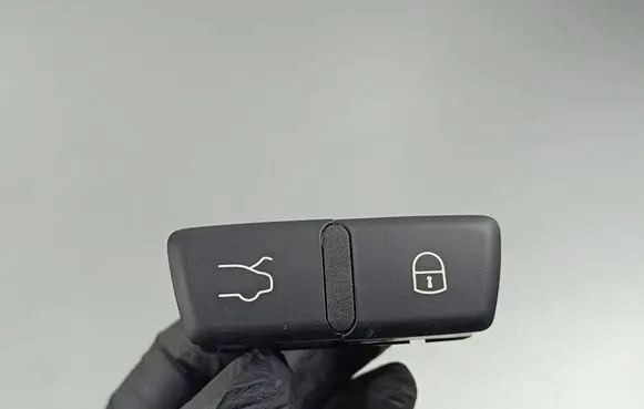 Alfa Romeo Stelvio Tailgate opening switch B569