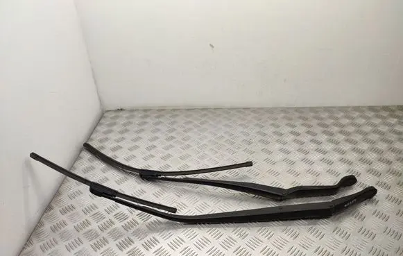 Honda CR-V Front wiper blade arm