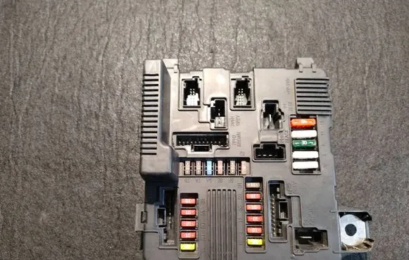 Renault Scenic II - Grand scenic II Fuse module 8200306032A S118399200D