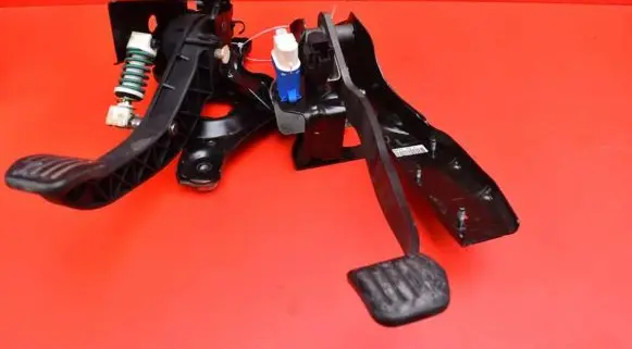 Accelerator throttle pedal