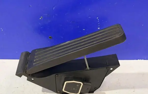 Mercedes-Benz E W212 Accelerator throttle pedal A2043000004