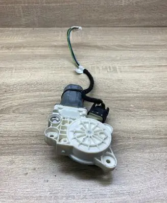 Mercedes-Benz E W211 Front door window regulator motor A2118202942 0130821970 LEFTSIDE