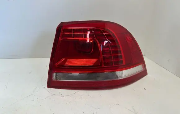 Volkswagen Touareg II Rear/tail lights 7P6945206