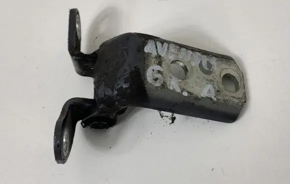 Toyota Avensis T270 Rear door lower hinge