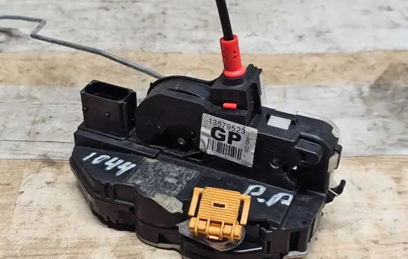 Chevrolet Sonic Front door lock 13579523