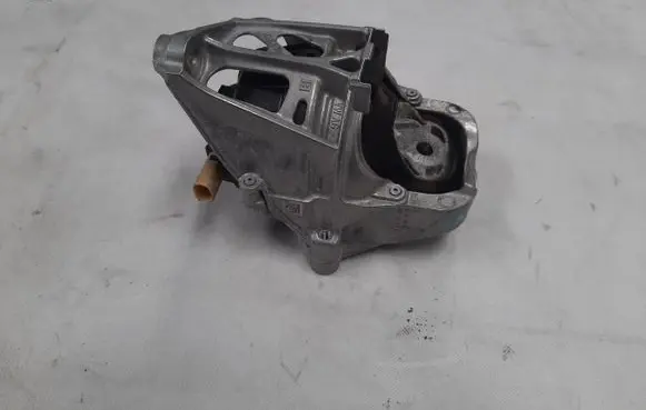 Engine mount vacuum valve