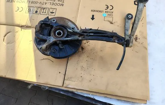 Volkswagen Touareg I Front wheel hub spindle knuckle