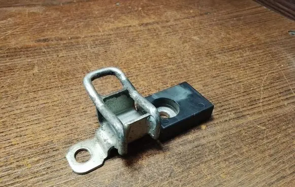 Iveco Daily 4th gen Loading door lock loop/hook striker 3804660