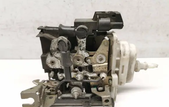 Audi A4 S4 B5 8D Front door lock 4d0173a