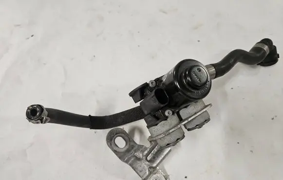 BMW X5 F15 Coolant heater control valve 1147412226 8517589