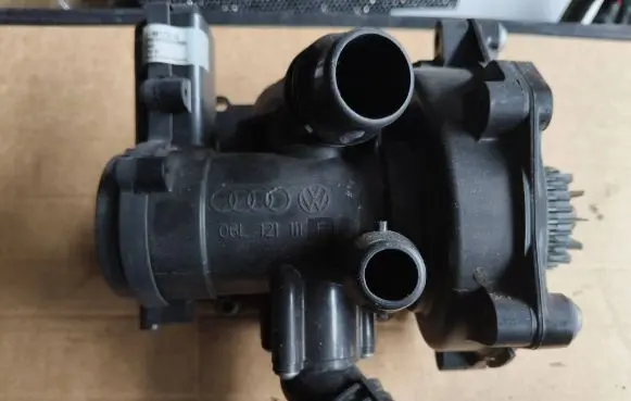 Volkswagen Golf VII Water pump 06l121111f