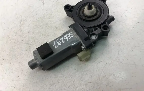 KIA Sorento Front door window regulator motor 834602P000