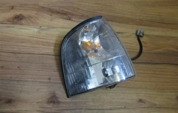 Ford Courier Front indicator light 21016302r