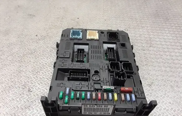 Peugeot 307 Fuse module 9664968980