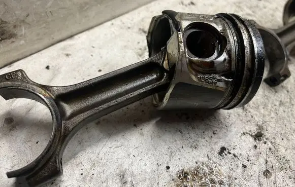 Nissan X-Trail T31 Piston with connecting rod