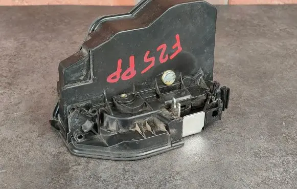 BMW X3 F25 Front door lock 7276668