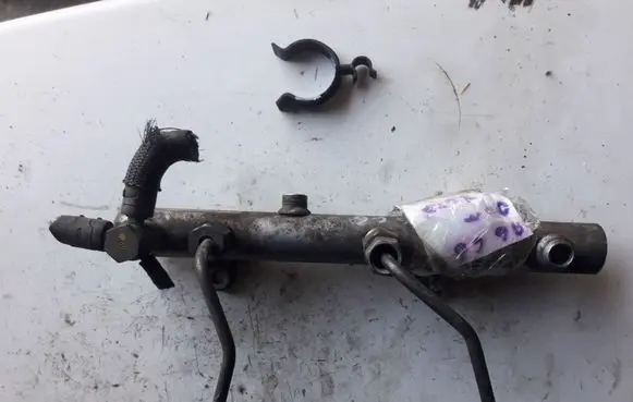 Audi A6 S6 C6 4F Fuel distributor 