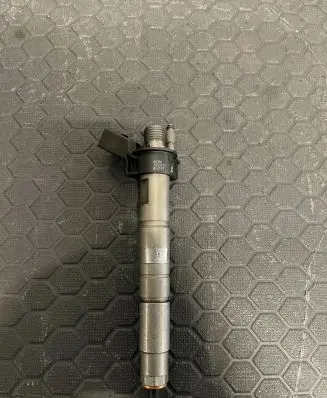 BMW 5 F10 F11 Fuel injector 7823461