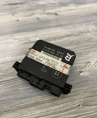 Mercedes-Benz E W210 Door control unit/module 2108207526 7824427