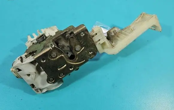 Ford Mondeo Mk III Front door lock 1S7A-F21812-KA IMPRK1539132