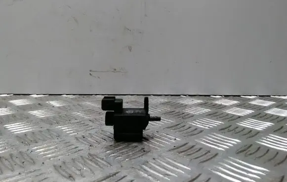 Volkswagen PASSAT B5 Vacuum valve 037906283A