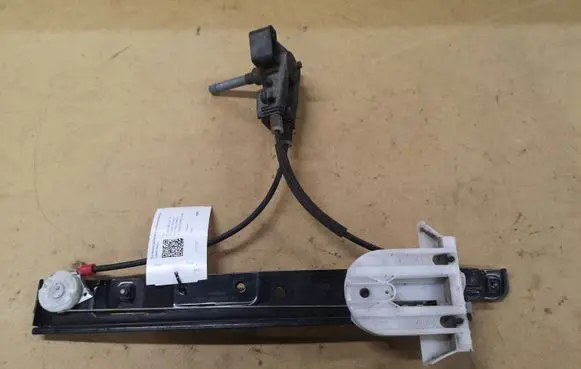 Rear door manual window regulator