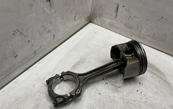 Mitsubishi Colt Piston with connecting rod 47839100