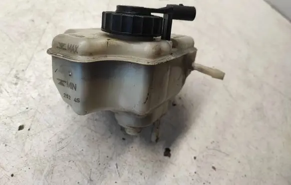 Volkswagen Caddy Brake fluid reservoir 1K1611301C 03320884321