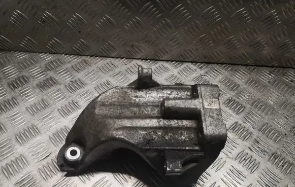 Mercedes-Benz C W204 Engine mounting bracket 6512230004 A6512230004
