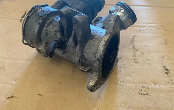 Mercedes-Benz A W169 EGR valve 00005320C2 109315 AC2041832354