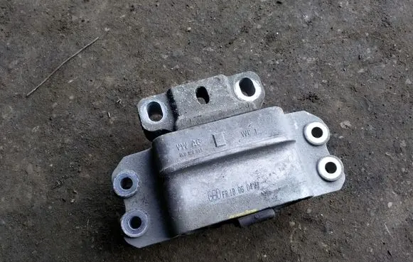Volkswagen Golf V Engine mount bracket 1K0199555