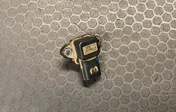 Suzuki Swift I Air pressure sensor E1T26571A 72F2 6Z04