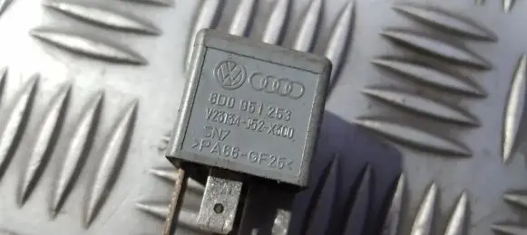 Volkswagen PASSAT B5.5 Other relay 8d0951253 v23134-j52-x300