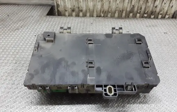 Opel Zafira B Fuse module 13206757