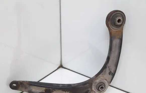 Peugeot 308 Front lower control arm/wishbone 833547