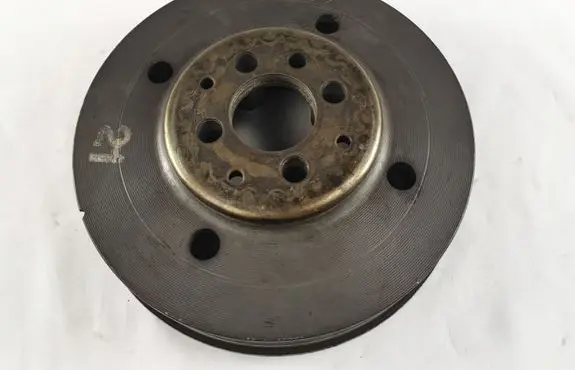 Volkswagen PASSAT B5.5 Crankshaft pulley 038105243