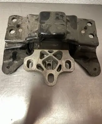 Volkswagen PASSAT B8 Engine mount bracket 5Q0199555BJ