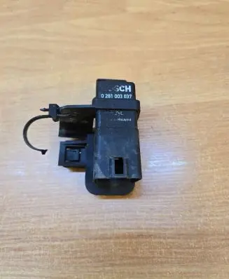 Volvo XC70 Glow plug pre-heat relay 0281003037