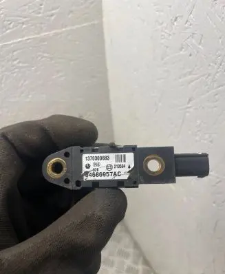Chrysler Voyager Airbag deployment crash/impact sensor 04686957AC 1370300683 210504
