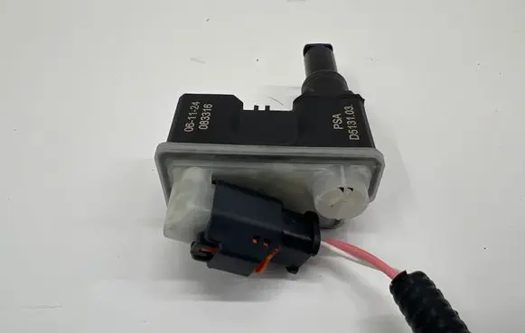 Peugeot 3008 III Fuel tank cap lock motor D513103