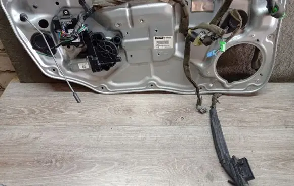 Volvo V70 Front door window regulator with motor 983039 080819