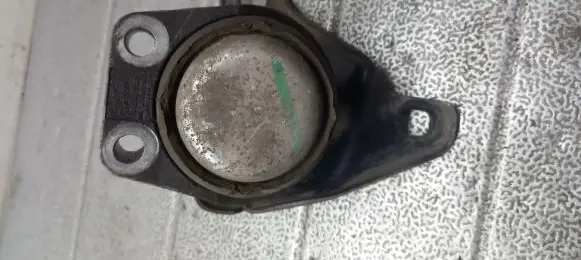 Ford Mondeo Mk III Engine mounting bracket